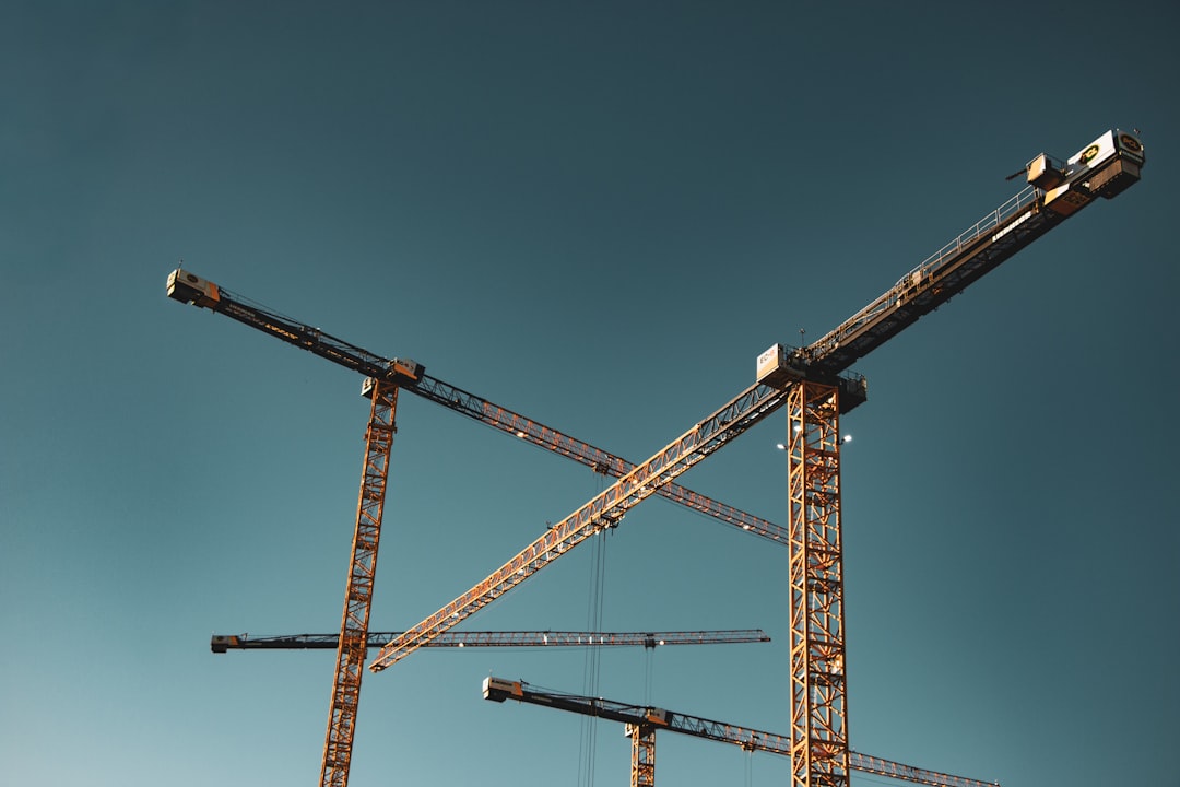 2. 「激安」でも後悔しない！直方・北九州の建設業向けWeb制作会社の選び方